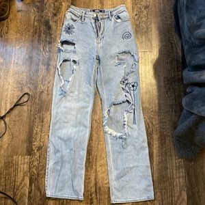 Hollister Ultra High Rise Dad Jean. Light wash with embroidery. Size 0R